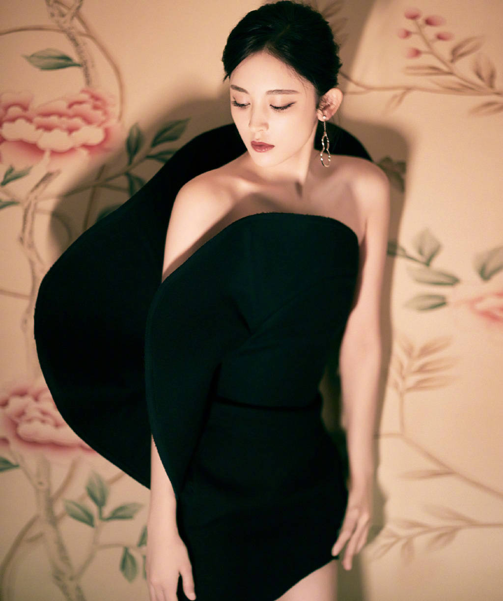 短裙|高挑型女明星古力娜扎，长裙短裙随性穿搭，从清纯到御姐的转变