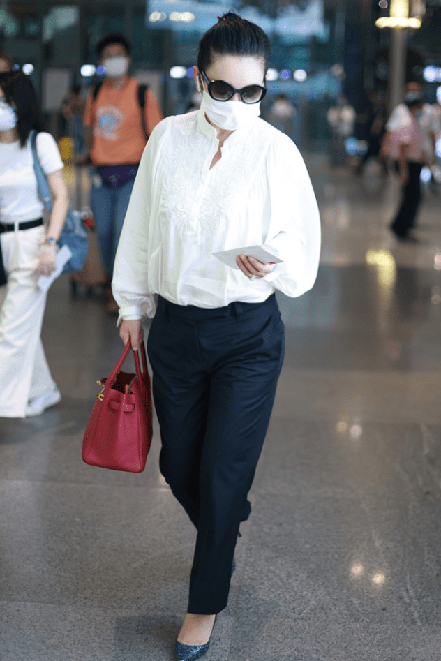 整体|秦海璐的气质太好了,烂大街的白衬衫都能穿得很好看,不扮嫩真美