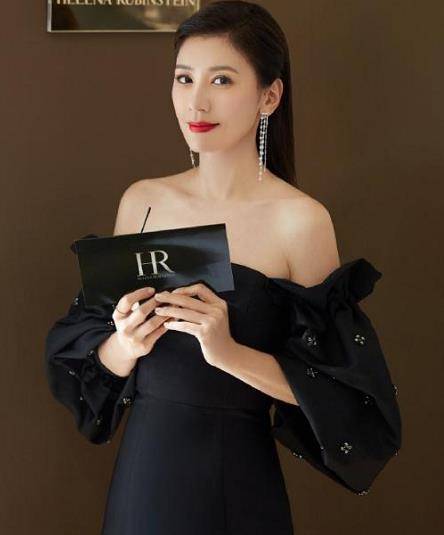 贾静雯|贾静雯又把包臀裙带火，时髦又减龄，网友：不愧是超级辣妈！