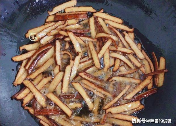 做法|放假宅家，少不了这零食，麻辣鲜香，好吃解馋，4块钱做一大盘