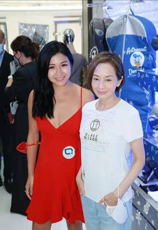 氛围|张国荣前女友最新近照，61岁状态超好，淡妆出镜秒杀旁边暴露女