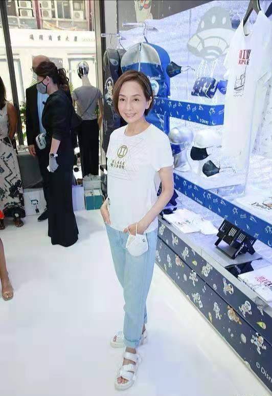 氛围|张国荣前女友最新近照，61岁状态超好，淡妆出镜秒杀旁边暴露女