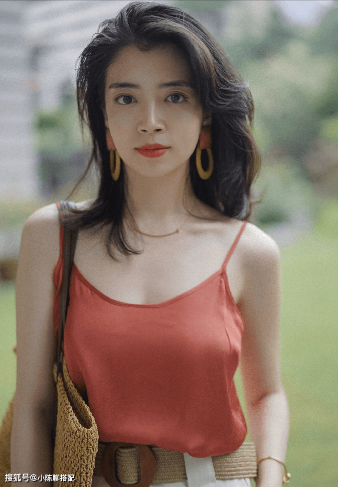 上半身|谁说基础款只能搭出简约风？华丽感满满的夏日风情原来这么简单