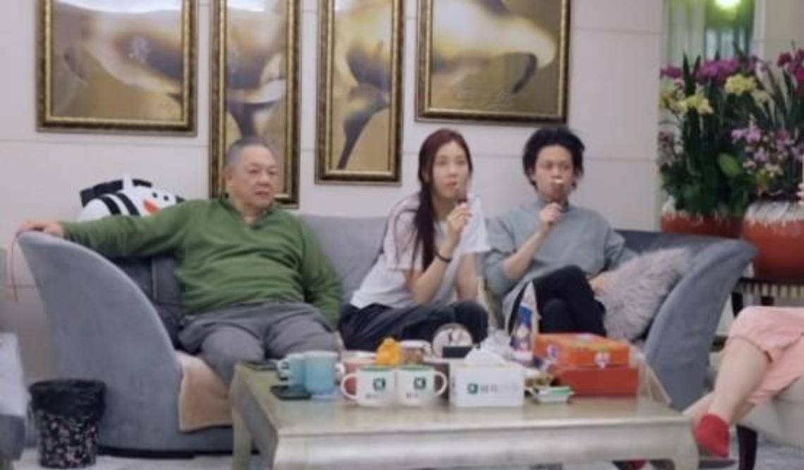 漂亮|宋妍霏大胆尝试“烟熏妆”，全程素颜怼脸拍，效果出来美翻众人！！