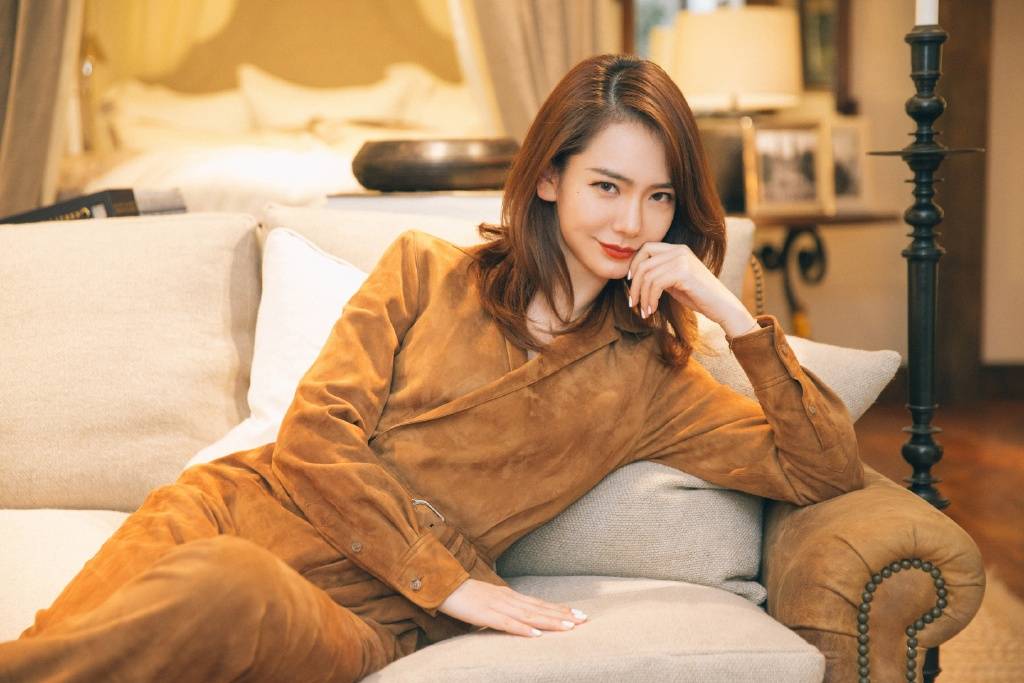 件亮|戚薇嫁给李承铉女儿都4岁了，可穿针织衫条纹裙，照样嫩成大学生