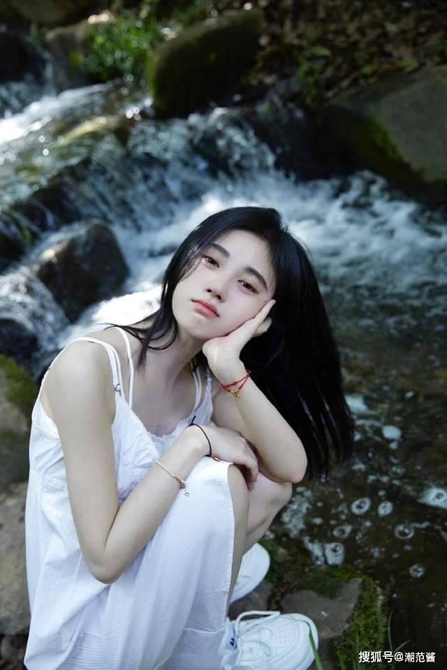 设计|赵丽颖的撩人秘诀都在这儿,圆脸妹妹吊带也可以穿出高级感