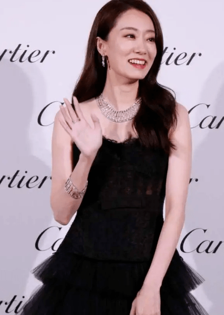 黑色|张小斐身材和气质都是顶流，穿一条黑色吊带礼服，高贵而又冷艳