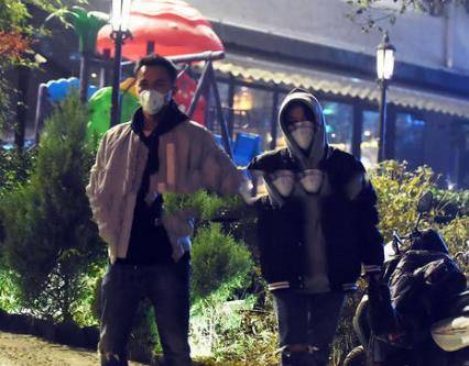 张佳宁|叶祖新和张佳宁恋爱后罕见同框，身穿同款卫衣挽手闲逛超甜蜜