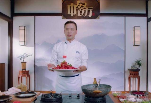 中餐厅 宁静丁真齐晒合影,换了造型师的丁真,果然气质也变了