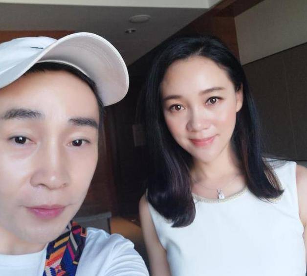 她是安徽美女主持人周群婚变早有端倪自己带三个孩子从不晒老公