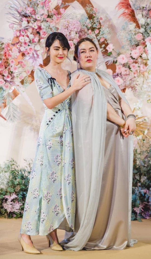 Mai|泰国女星Mai穿印花裙参加好友婚礼，优雅气质抢尽新娘风头