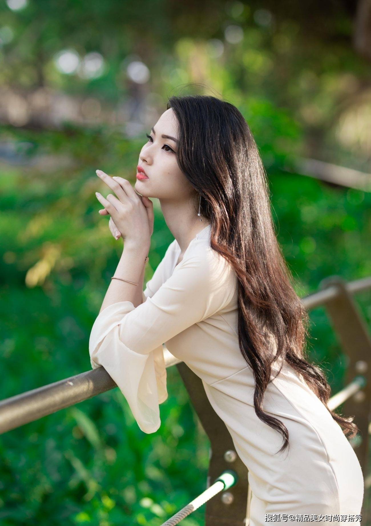 妹纸|简约米色连衣裙，无需任何的装饰也能尽显优雅的甜美感觉