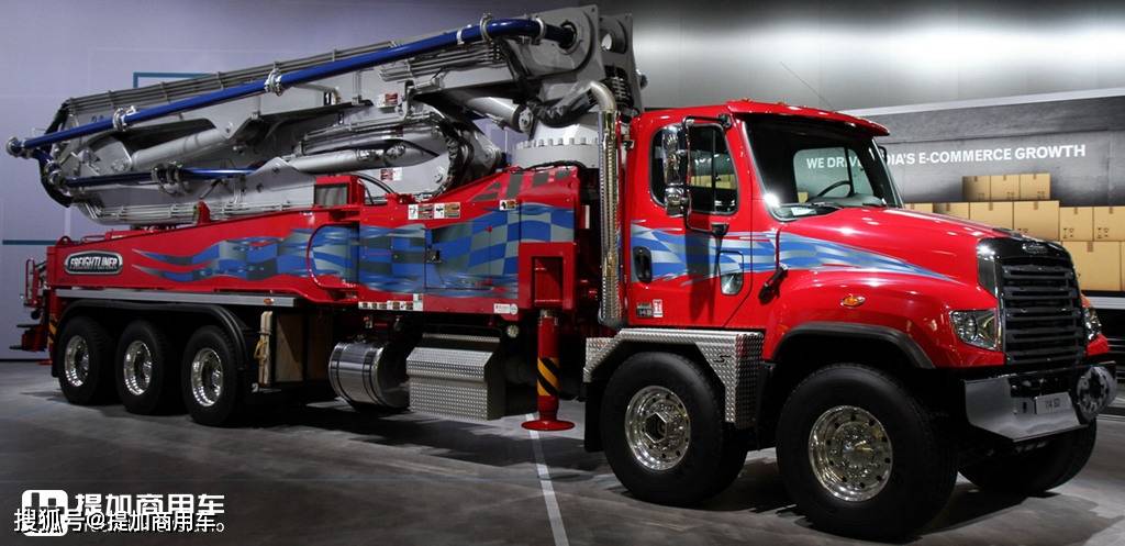 福莱纳10 6混凝土泵车实拍 带您见识美式长头工程车的布局构造 车辆