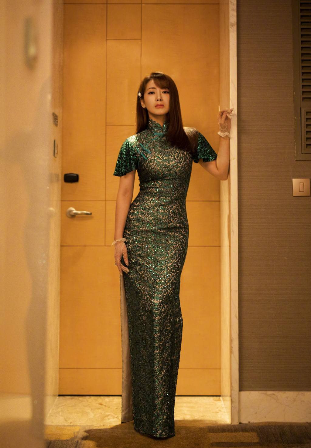 写真照|陈紫函写真照曝光，穿粉色亮片裙躺桌子上，身段姣好美成人鱼