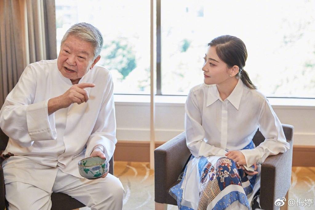马尾|44岁的梅婷气真好，低马尾搭配白色连衣裙意外高级，优雅又减龄