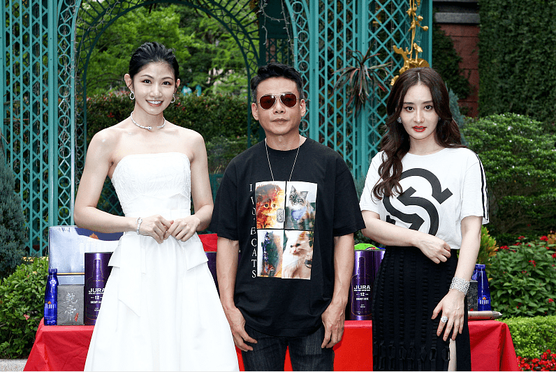 小姑娘|陈德容“大婶”年纪却有小姑娘身材，穿搭简约利落，腰细腿长真美