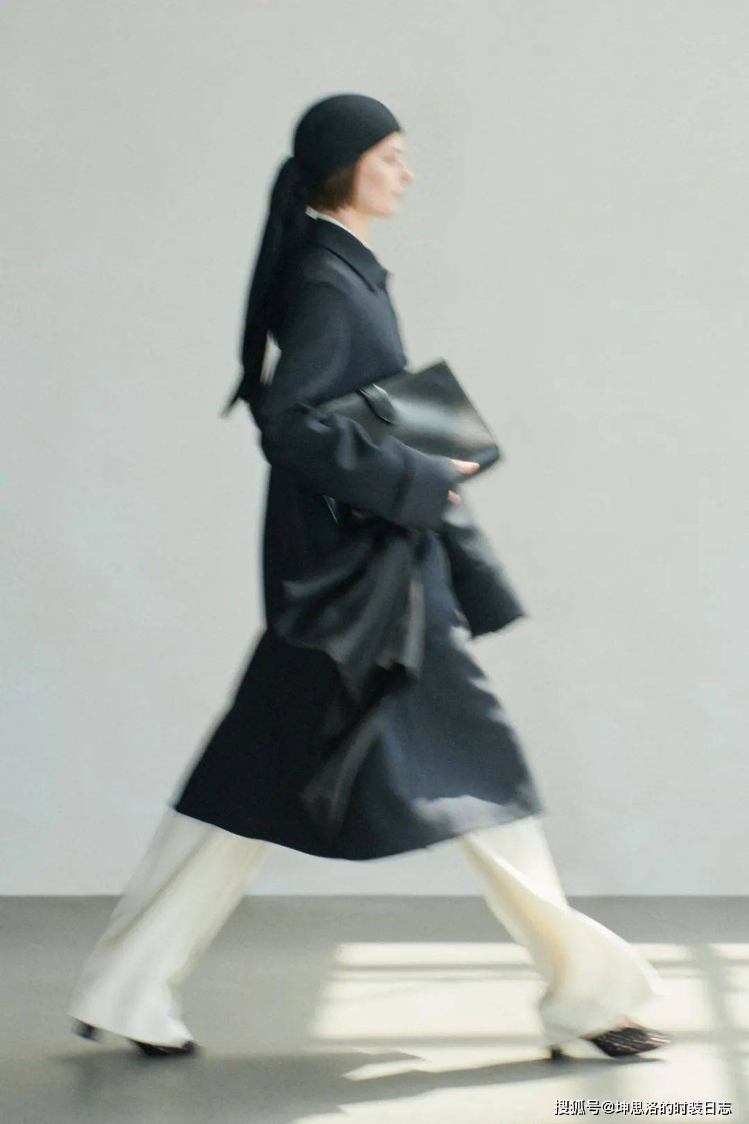 姐妹|秀场LOOK丨The Row 2022春夏 从容坚定的力量感?