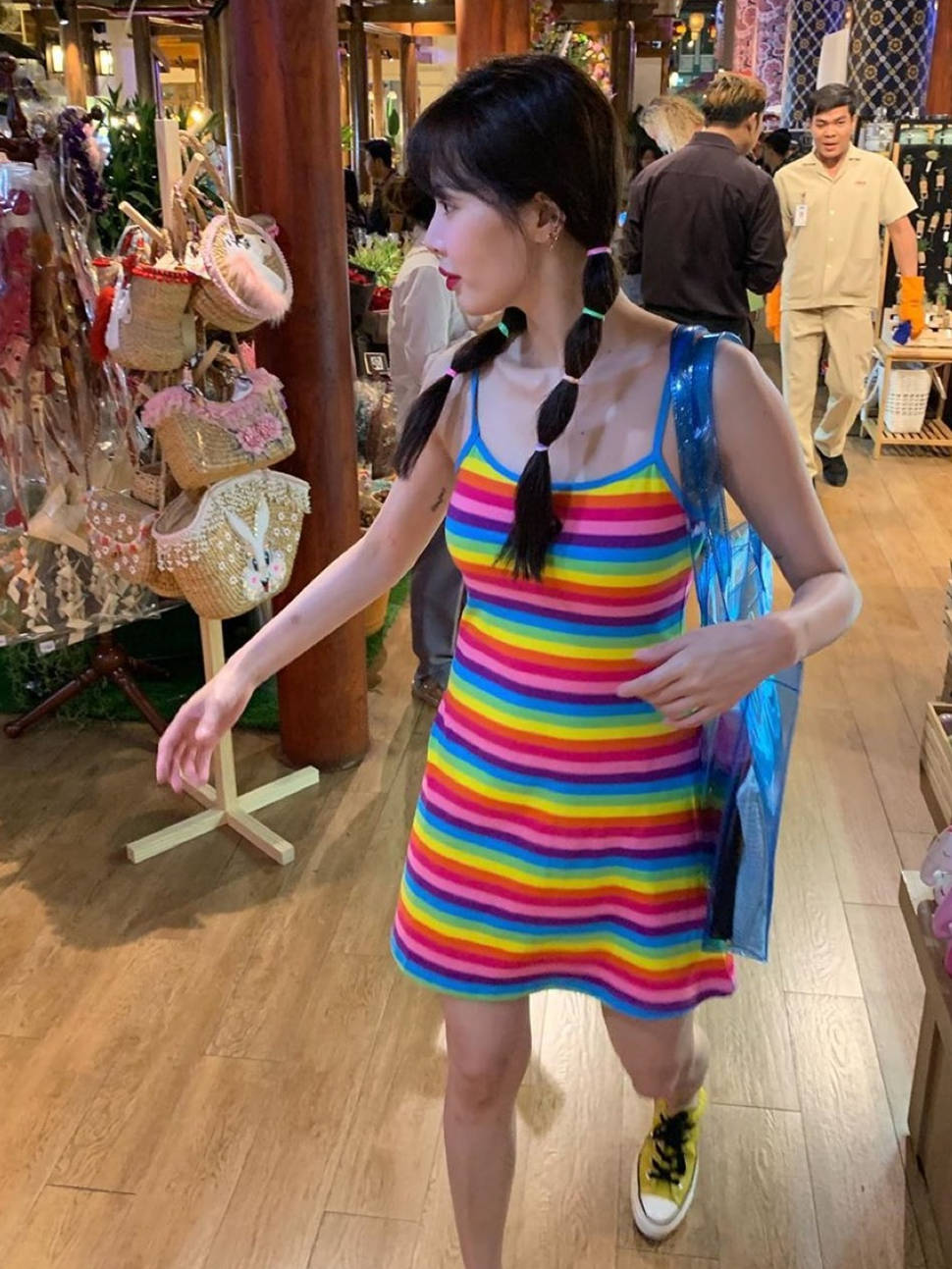 差距|金泫雅衣品好绝，三套造型都搭连衣裙，居然风格差距还这么大？