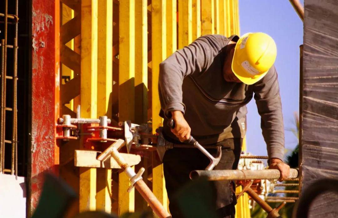 建筑工地的年轻人越来越少行业的断层问题该如何解决