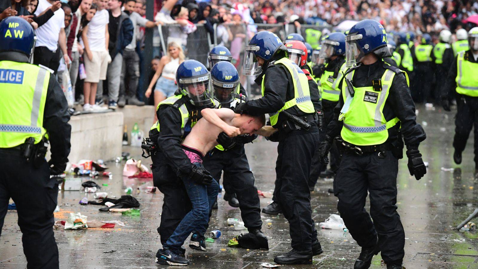 素质堪忧!英格兰球迷大闹伦敦 49人被捕19名警察受伤_比赛