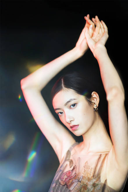 刺绣|金大川前女友好高级！项偞婧刺绣长裙现身，179cm身高这气质绝了