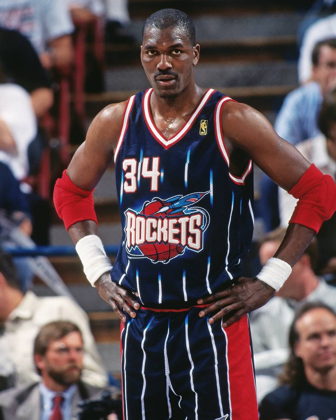 最后就是奥拉朱旺得到了最佳防守球员,大家可能知道奥拉朱旺的脚步