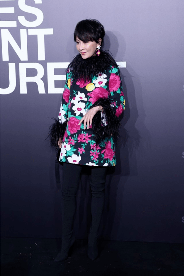 花朵|刘嘉玲真是个俏老太，这么大岁数穿花衣也没压力，虽浮夸但挺抢镜