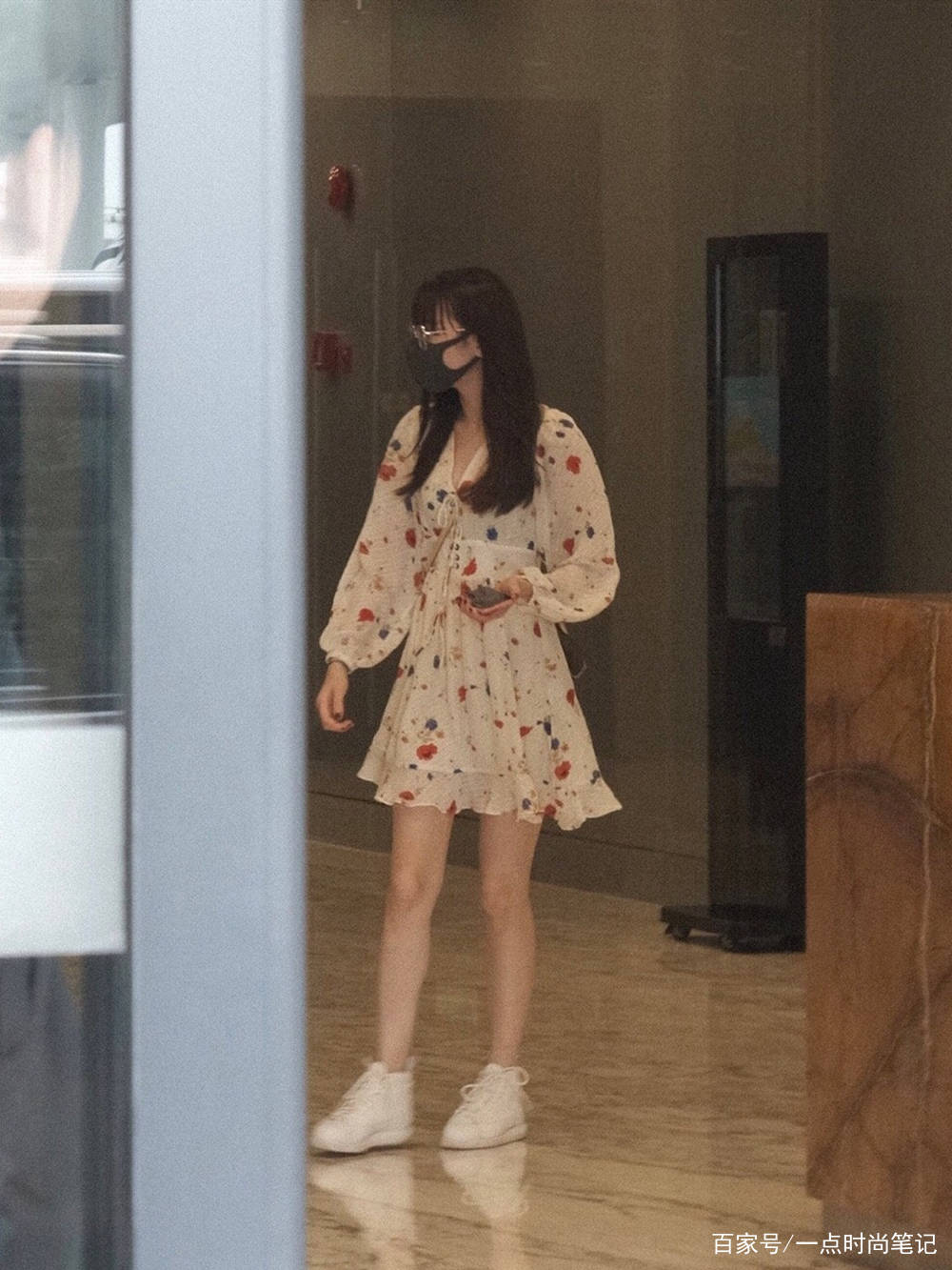 显得|迪丽热巴夏日私服迷上印花裙,她的腰臀比和长腿真的一绝啊!