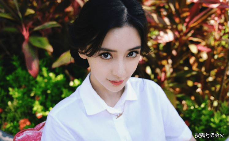 baby|Baby顶40度高温户外拍摄，穿无袖背心露纤细手臂，皮肤白皙嫩滑