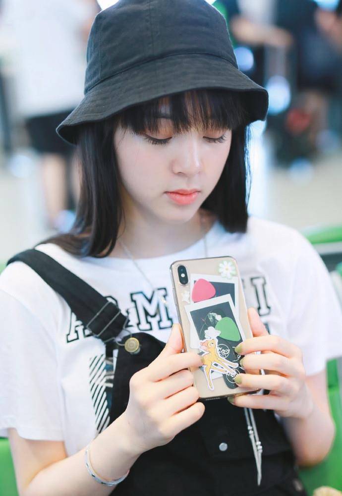 因为|欧阳娜娜看起来还是很娇嫩的！婴儿肥脸+吊带裤，学生范都出来了