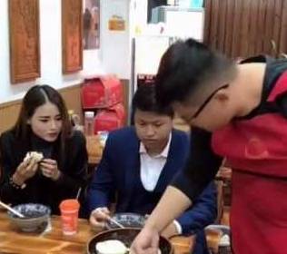 要求|情侣吃早餐要求打包,服务员一拳砸下去情侣懵圈了,网友:没毛病