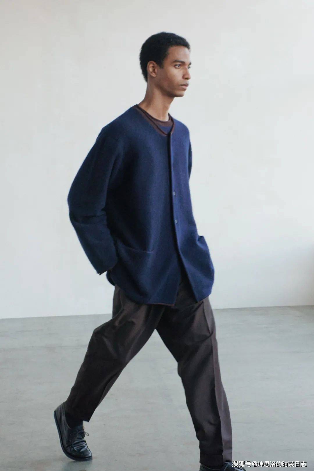 姐妹|秀场LOOK丨The Row 2022春夏 从容坚定的力量感?