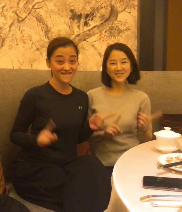 黑色|梅婷接受访问素颜出镜，脸松弛自然，皱纹真实但纯天然就是漂亮！