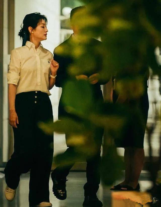 舞台|周涛现身活动，生图下脸黄腰粗颈纹明显，但是气场一点不减很强大