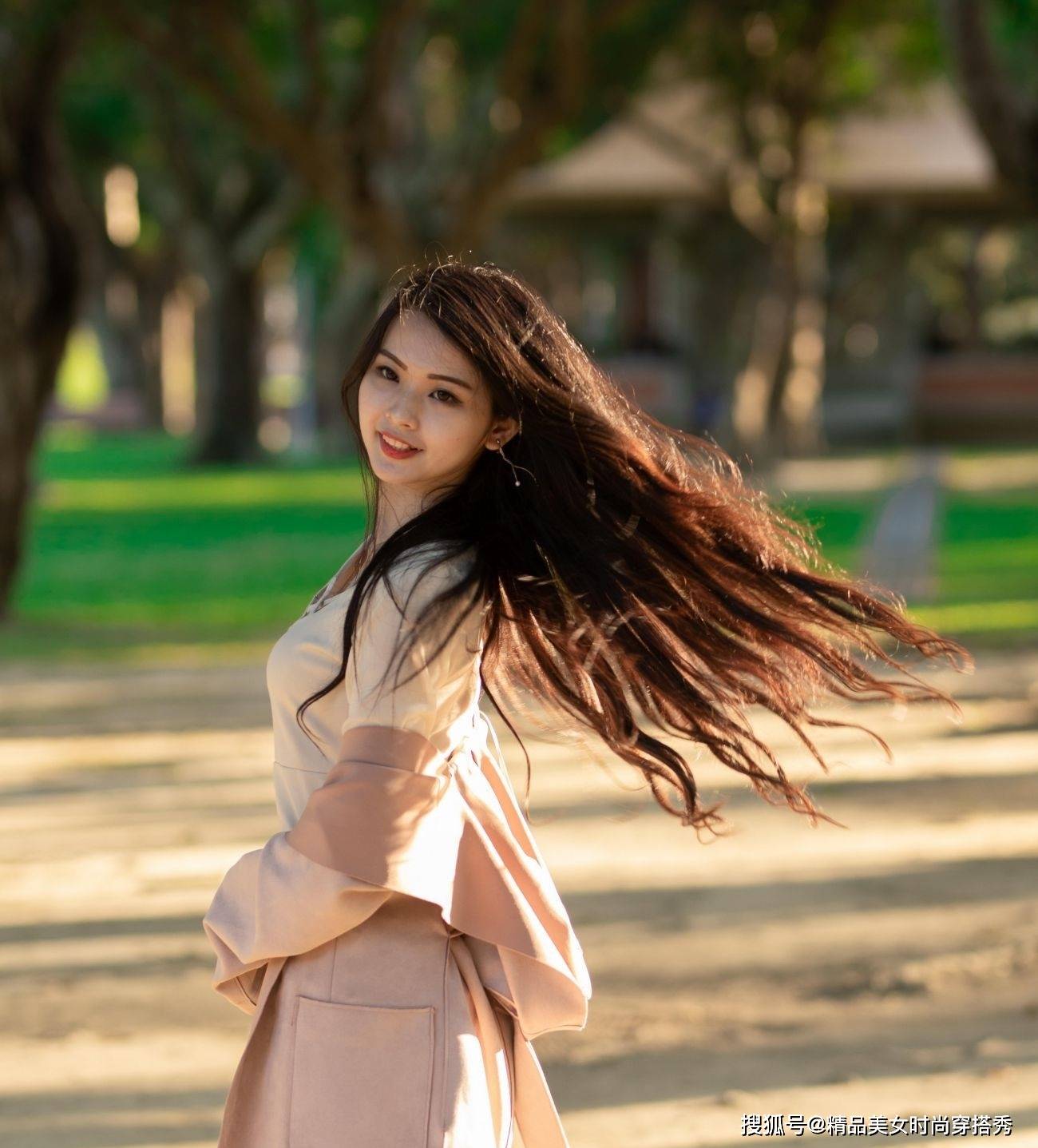 妹纸|简约米色连衣裙，无需任何的装饰也能尽显优雅的甜美感觉