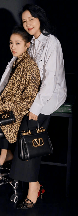 女儿|关晓彤穿豹纹与妈妈拍大片！母女两人高跟鞋换着穿，纤细长腿抢镜