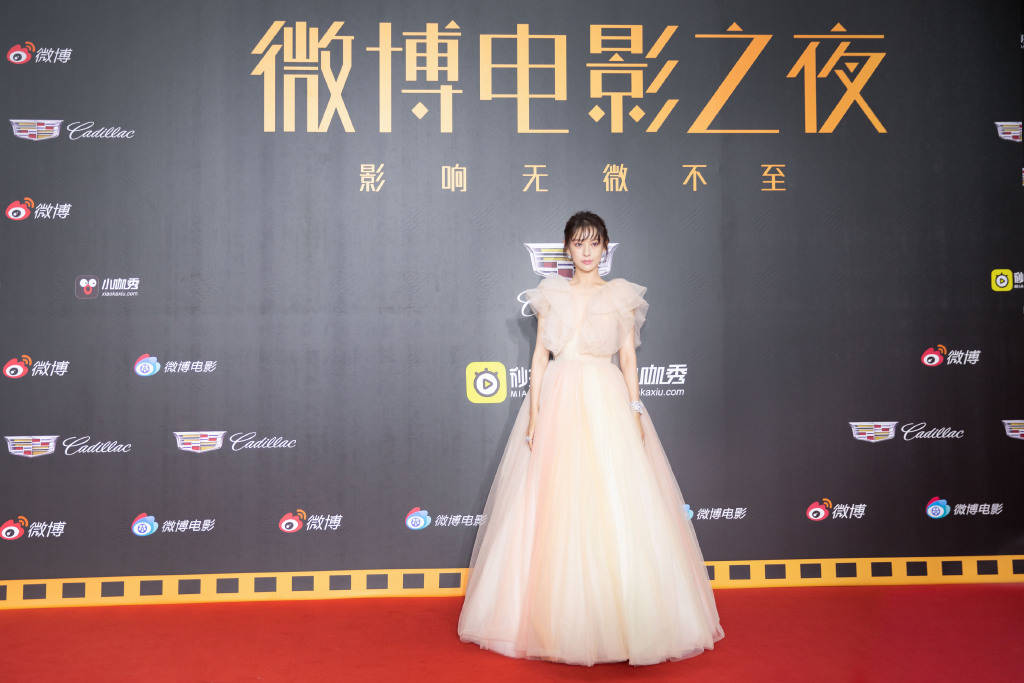 个性|施诗气质也太好了，穿蓝色牛仔衣配皮裙，踩拖鞋都是帅气girl