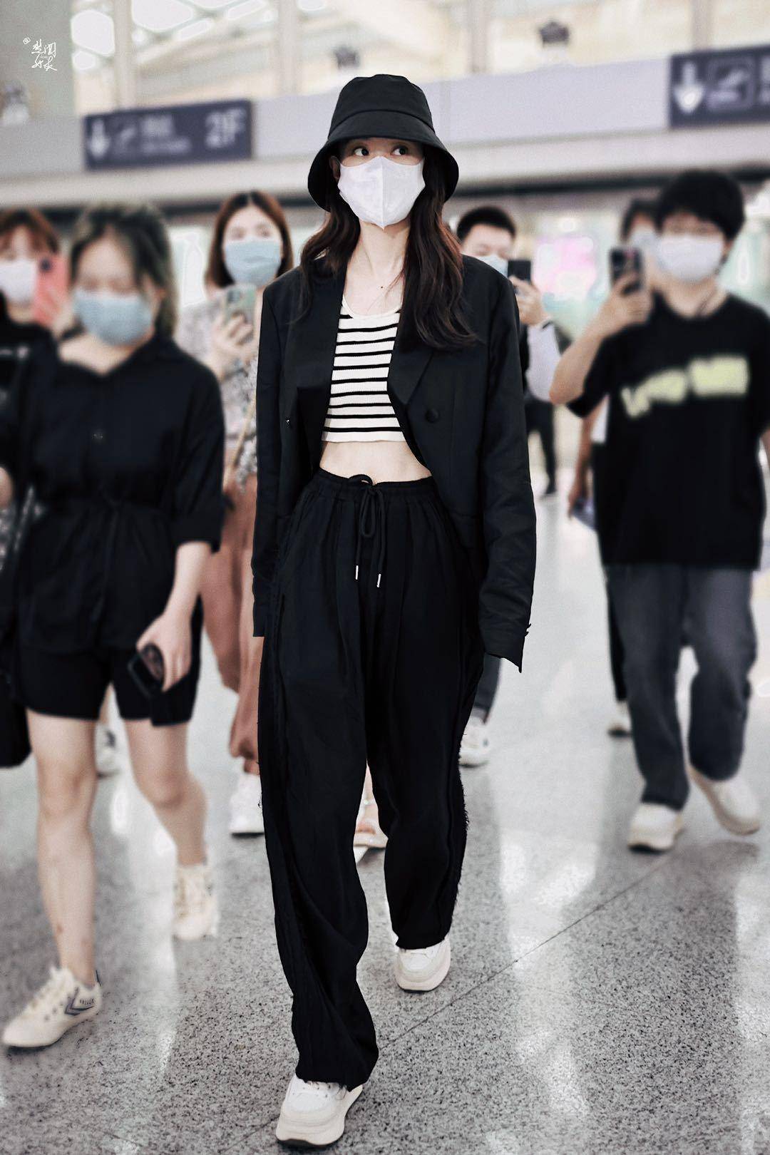黑色|张小斐身材和气质都是顶流，穿一条黑色吊带礼服，高贵而又冷艳
