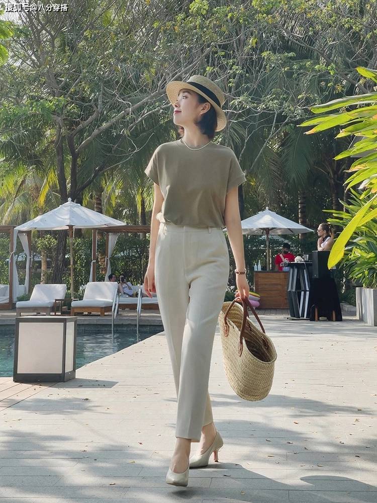 夏天|夏天上衣不用多买，选对“T恤”就足够了，百搭时髦又显气质