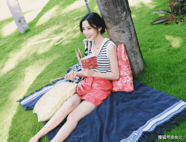 baby|Baby顶40度高温户外拍摄，穿无袖背心露纤细手臂，皮肤白皙嫩滑