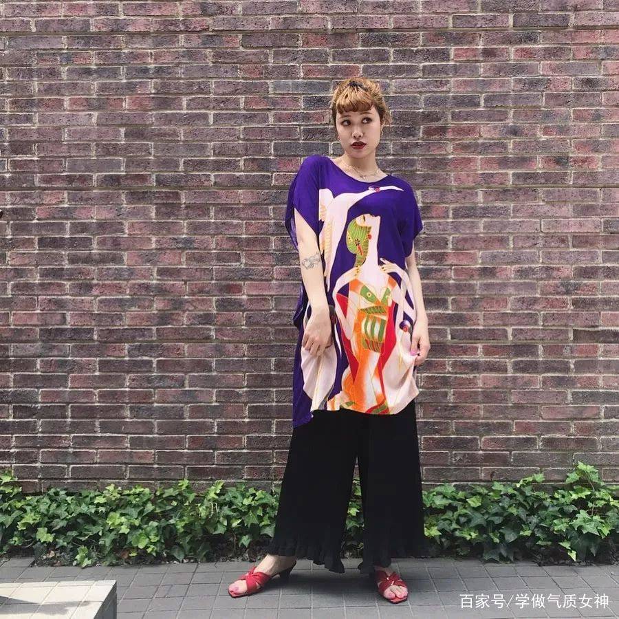 黑色|裙子里穿什么？现在这么穿才时髦！