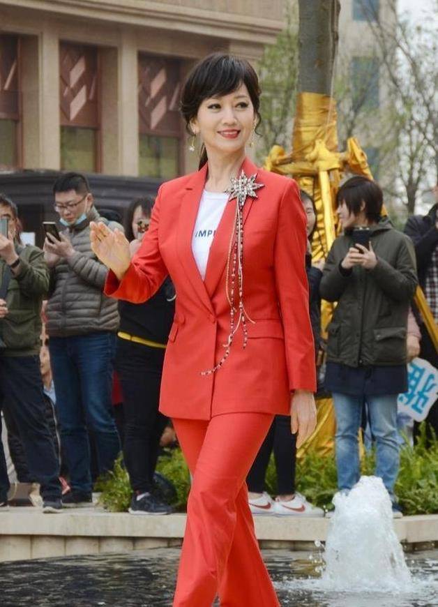服装|赵雅芝心态不一般，都是奶奶年纪了，还在穿西装裙！