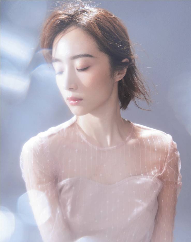裙子|胡冰卿裙子只有一层纱，腿都看得清楚，配绿色衬衫灯光下美成仙女