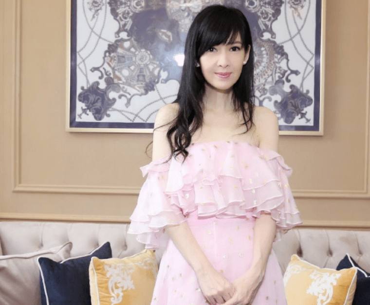 因为|为了防止变老不生娃也不晒太阳，现在52岁的她堪比25岁，太美了