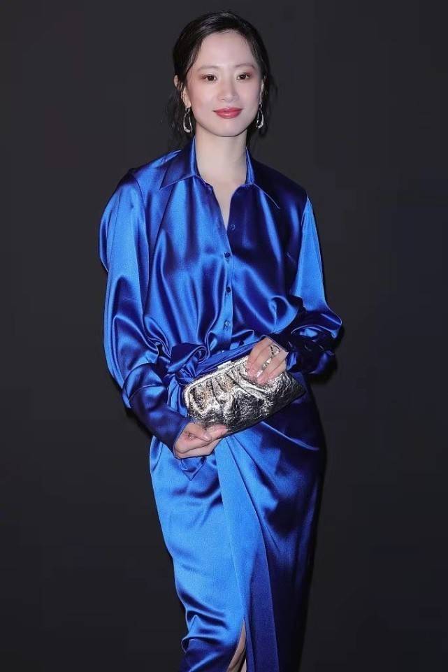 李梦|十八线明星参加戛纳晚宴！李梦穿19年旧款礼服像睡衣，尺寸还不对