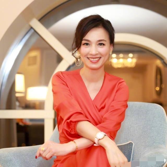 林佳陵|张庭跳天鹅舞打扮靓丽四肢修长,女儿却穿着邋遢,被嘲不是好妈妈