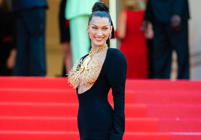 超模贝拉-哈迪德着低胸礼服亮相戛纳红毯 身材傲人