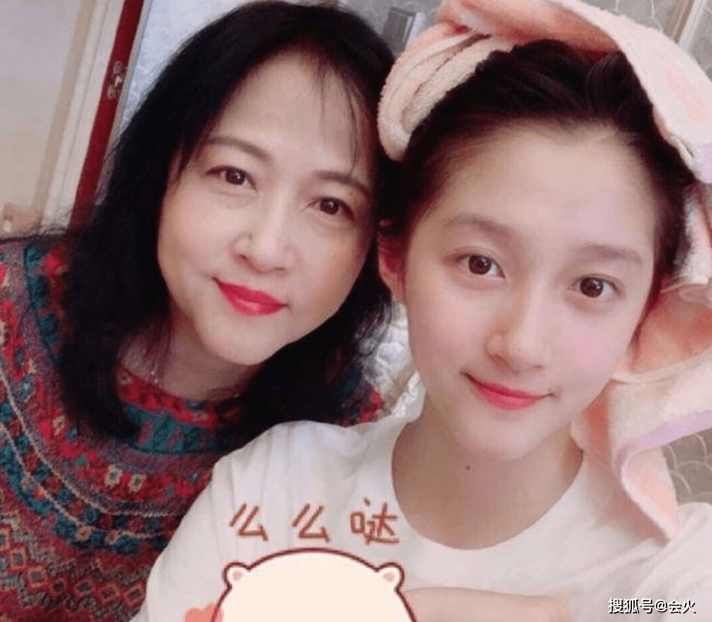 女儿|关晓彤穿豹纹与妈妈拍大片！母女两人高跟鞋换着穿，纤细长腿抢镜