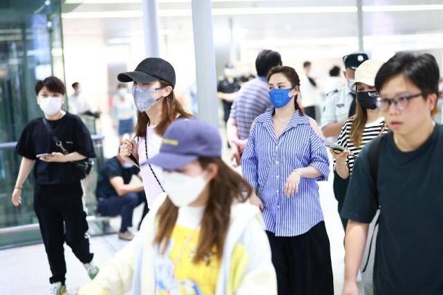 服装|阿娇、阿Sa合体现身机场，休闲搭配和随性，状态看着都挺少女