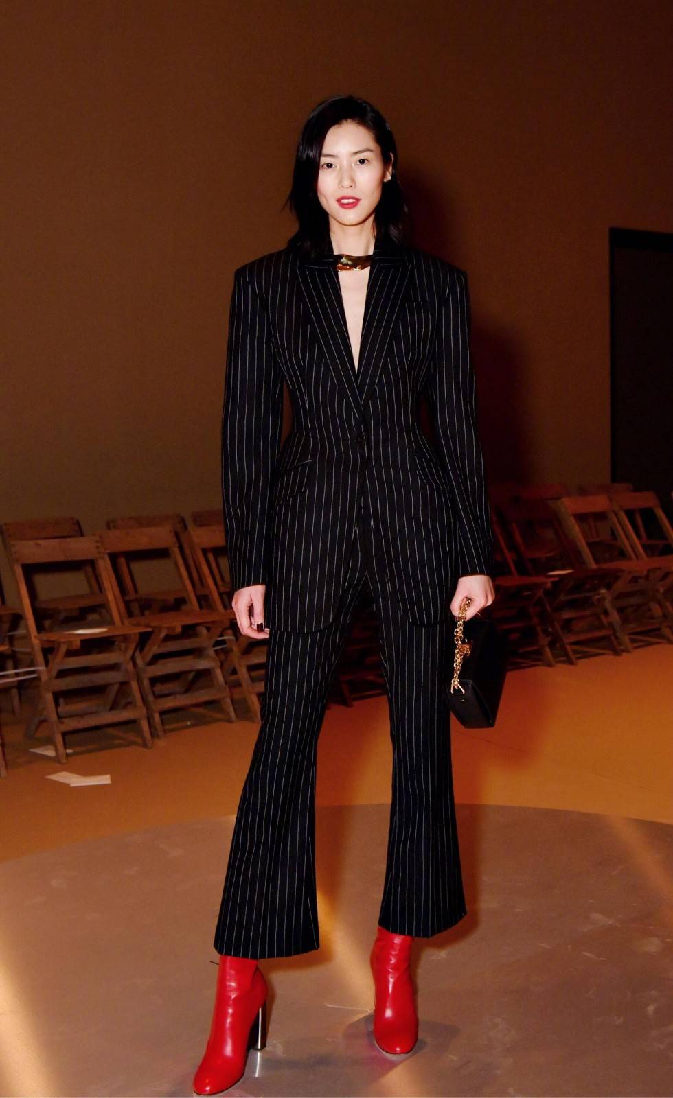 白天鹅|刘雯登时尚杂志封面，穿亮片拼接羽毛裙，优雅高贵像白天鹅